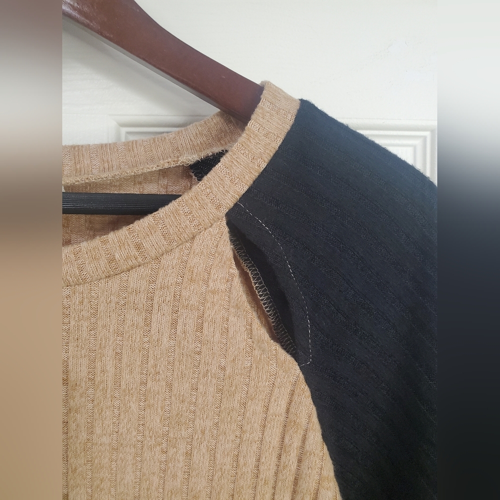 Simple Colorblock Top - Picture 6 of 9